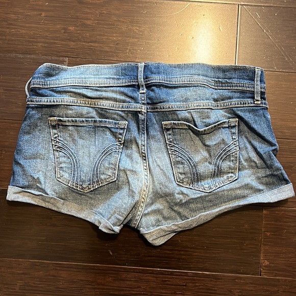 Hollister, low rise short-shorts - Picture 2 of 2